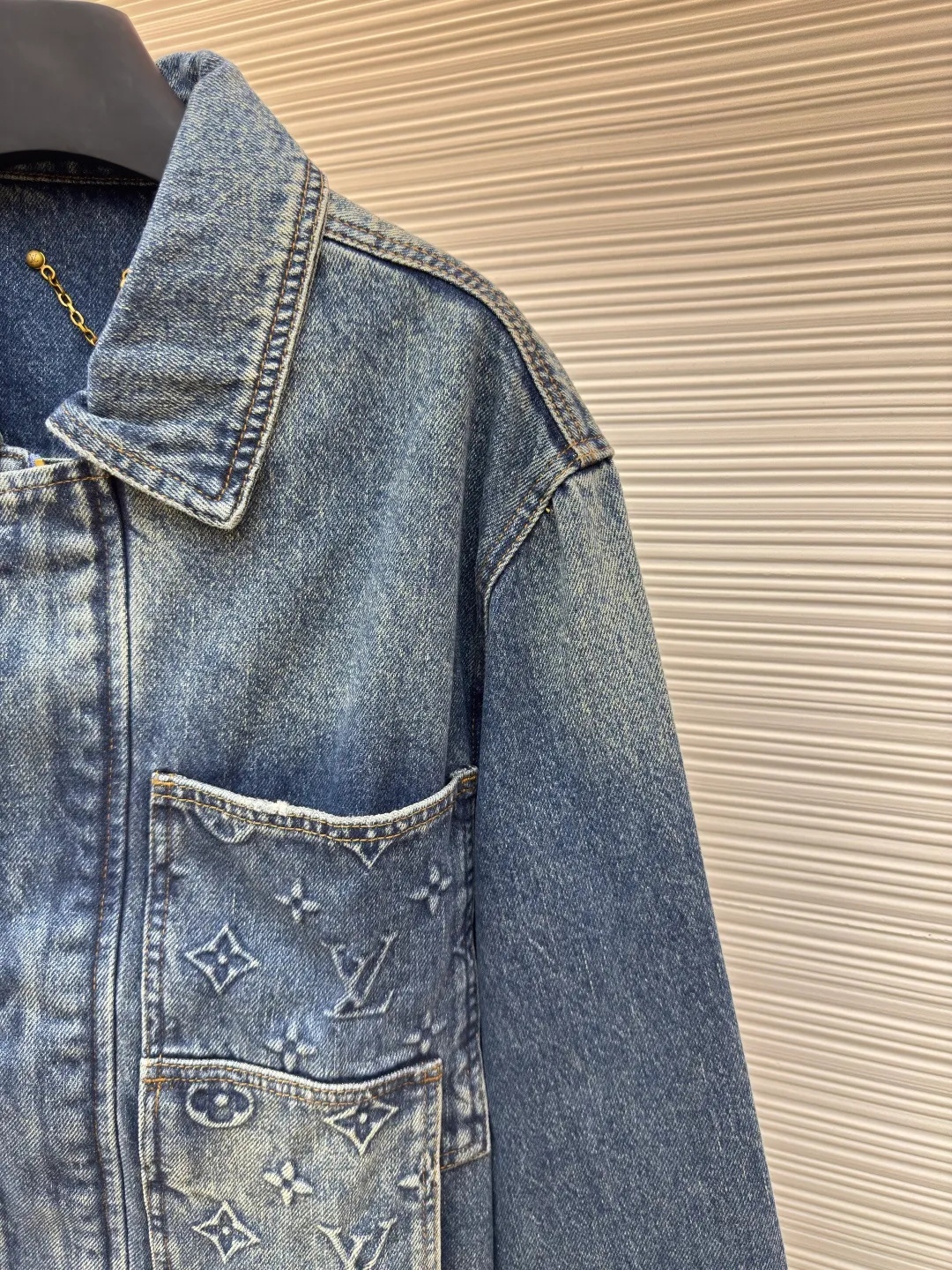 LOUIS VUITTON embossed pocket denim jacket ●Authentic product: Purchased and developed by 14219 ●Item number: 1680250-B95 ●Fabric: Denim denim fabric ●Technology: Heavy industrial washing ●Version: Fitted version ●Size: 46-48-50-52 ●Weight: about 1255g ●Description: The overall wiring is straight and delicate, the fabric is comfortable and soft, the color is consistent and there is no color difference